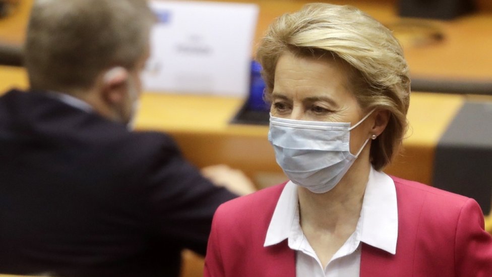 Урсула фон дер Лейен в маске в Европейском парламенте