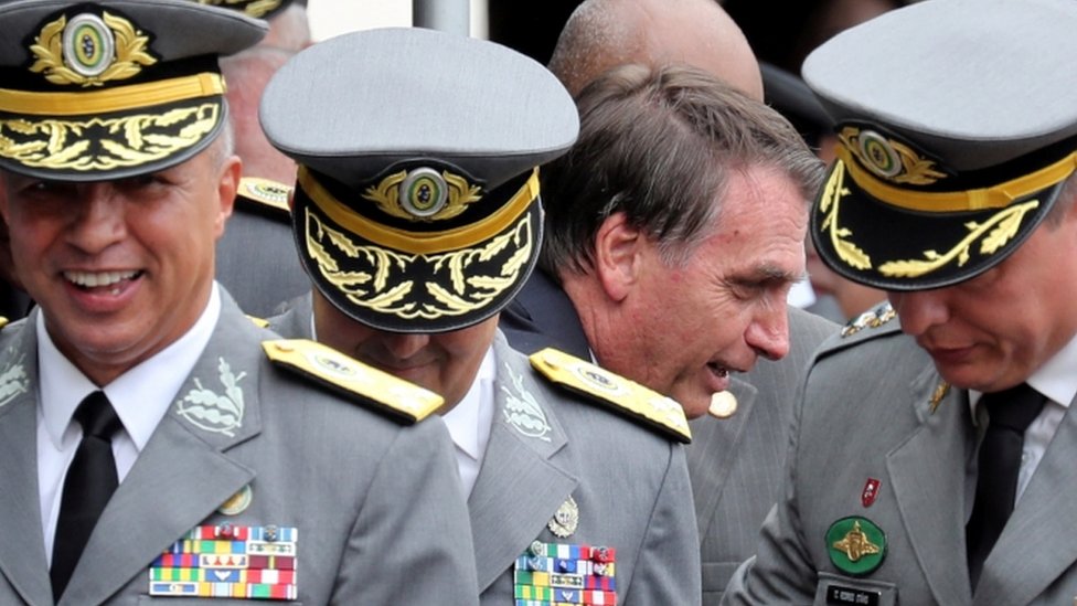 Bolsonaro con militares en 2018.