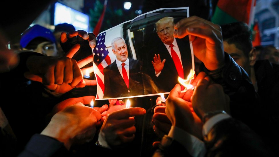 Anlaşma Filistin'de protesto edildi, Netanyahu ve Trump'ın fotoğrafları ateşe verildi