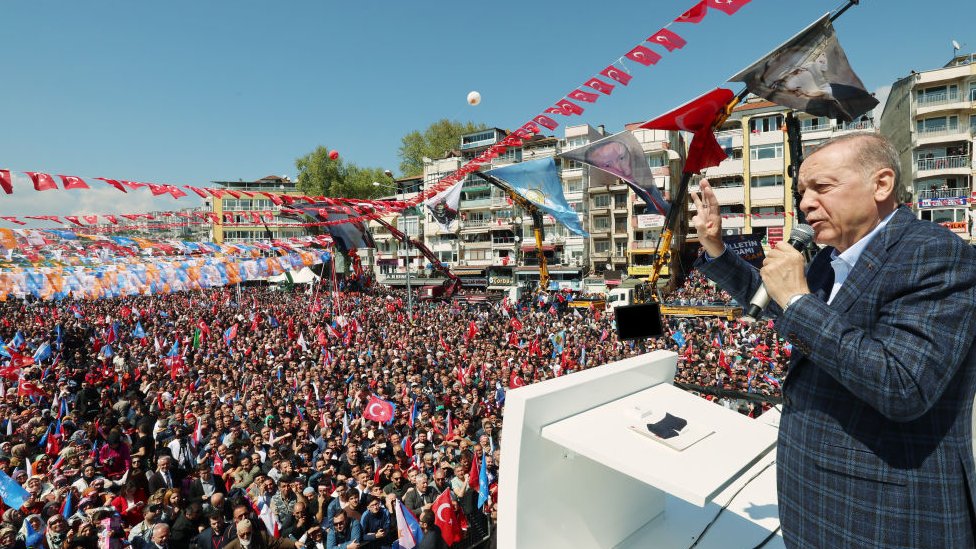 الرئيس التركي رجب طيب أردوغان يلوح بالحشود عند افتتاح مصنع لبطاريات السيارات في بورصة