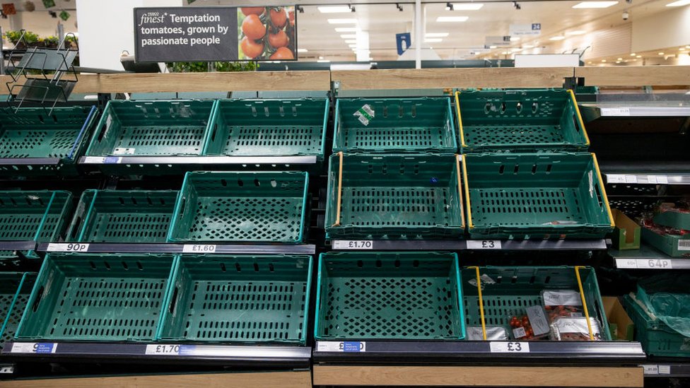 Estanterias de vegetales vacías en un supermercado de Reino Unido