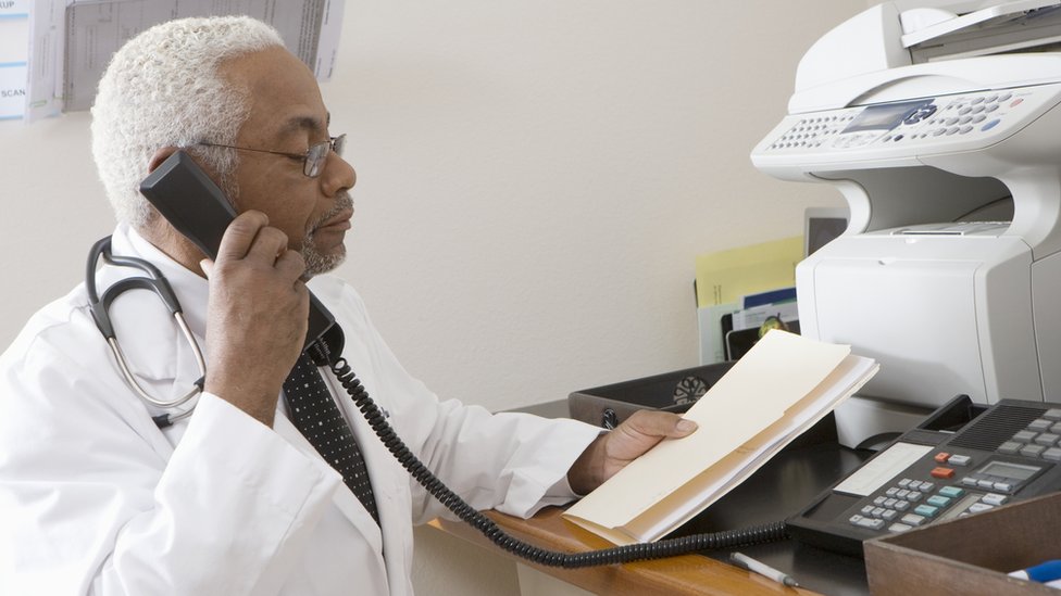 doctor consultando documento