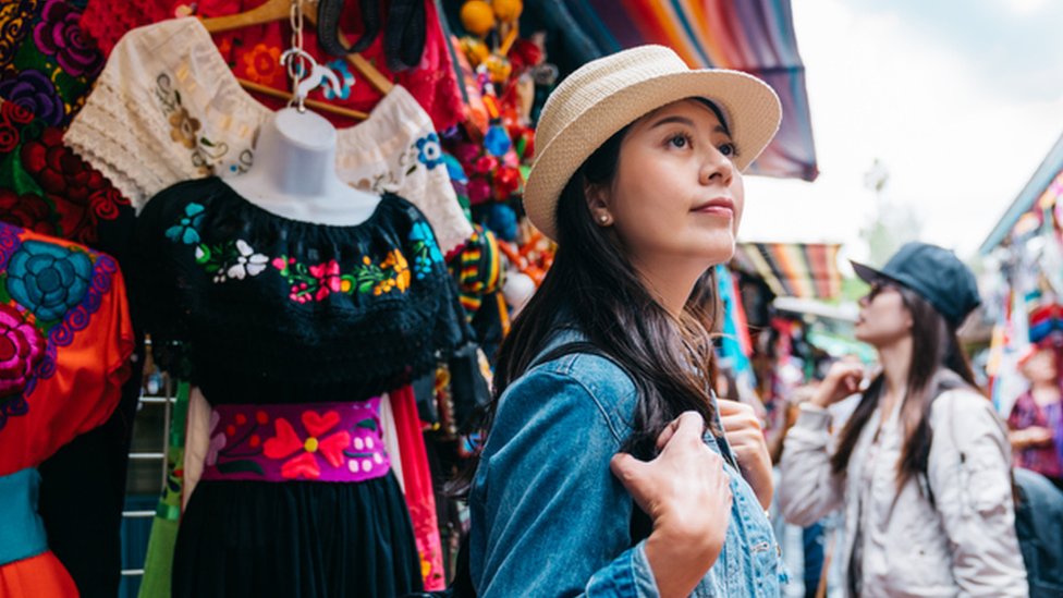 Una chica pasea por un mercado.