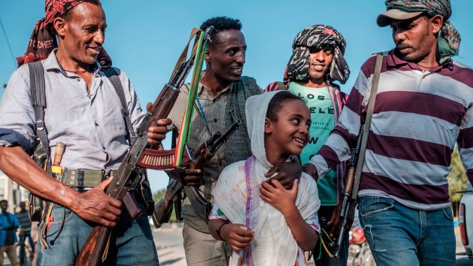 Эфиопские боевики Амхара в Май Кадре, регион Тыграй, позируют фотографу с молодой девушкой - 21 ноября 2020 года