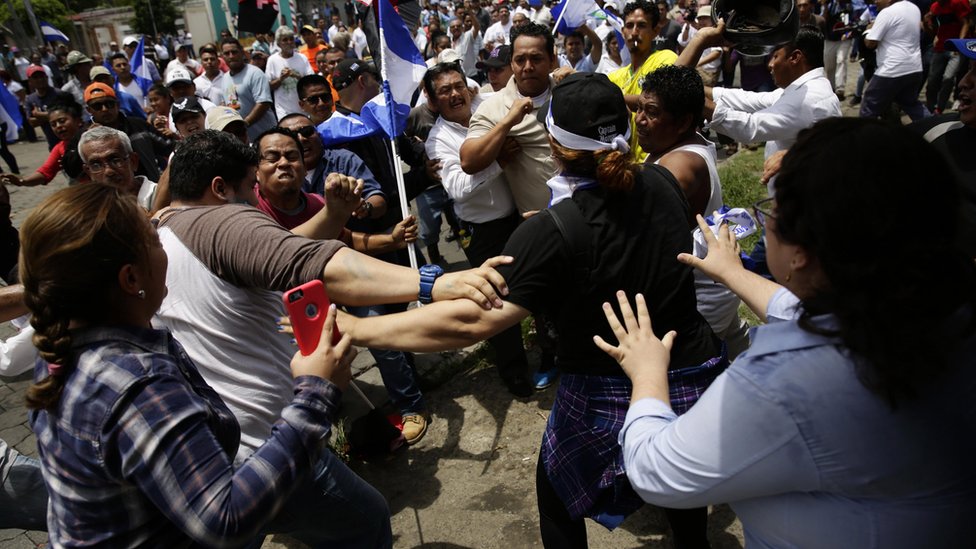 Возникает драка, когда группа людей протестует перед семинаром в Фатиме, где начались национальные переговоры, в Манагуа, Никарагуа, 16 мая 2018 года.