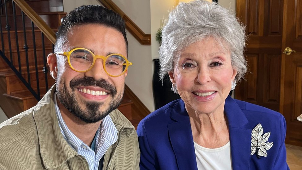 Rita Moreno junto al periodista de BBC Mundo Ronald Ávila-Claudio.