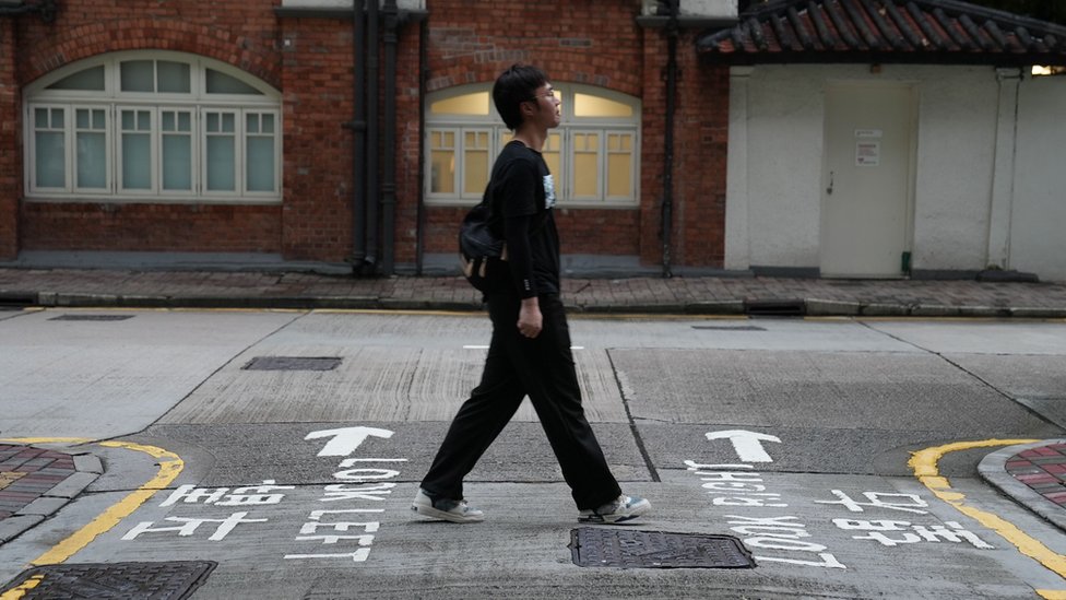 韋天行走在香港的馬路上