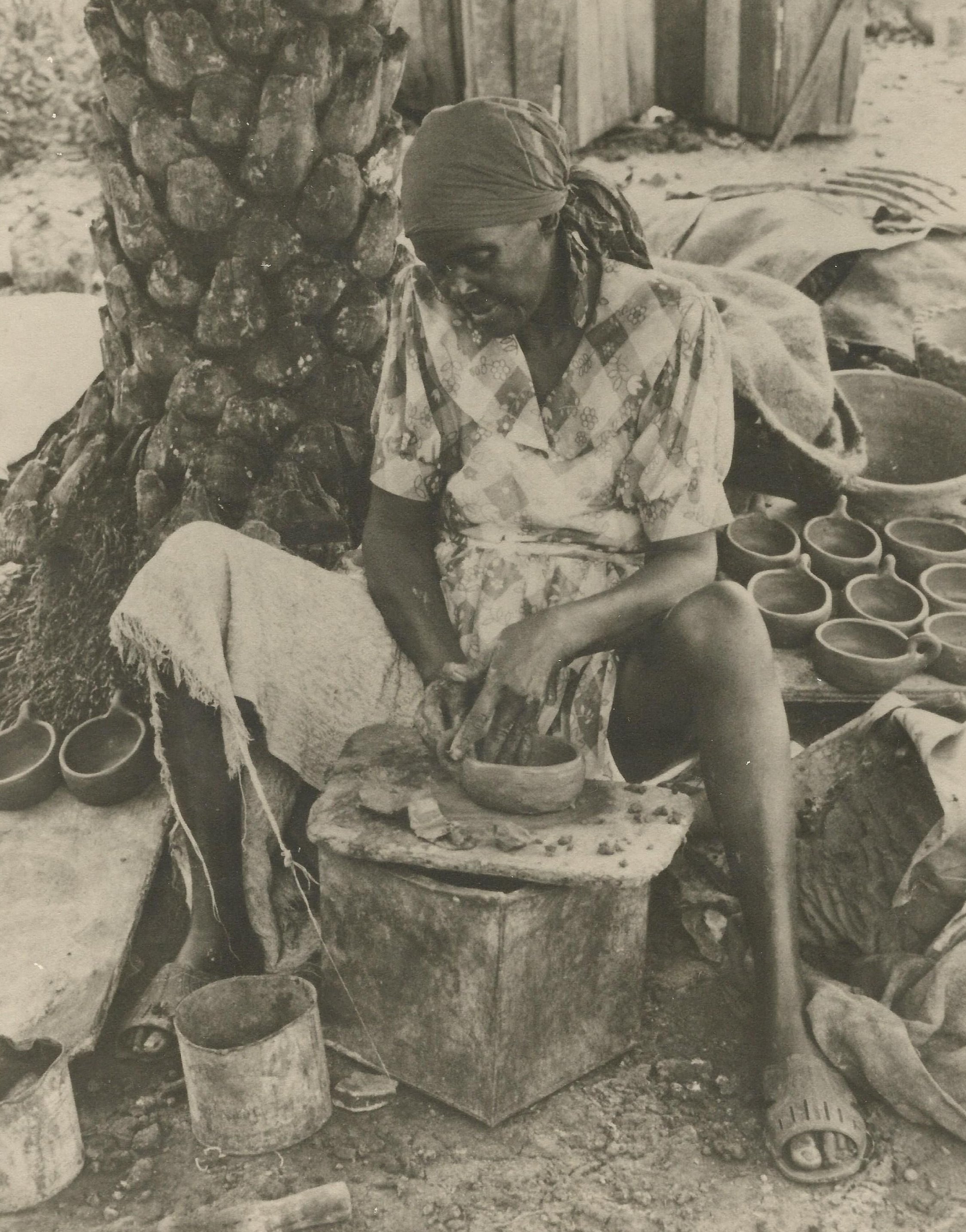 Historisches Foto aus dem Nationalmuseum von Antigua und Barbuda einer Frau, die traditionelle Keramik herstellt