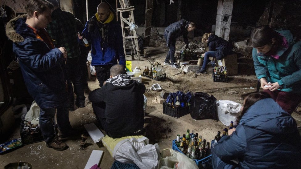 Civiles voluntarios fabrican cócteles molotov en la capital ucraniana