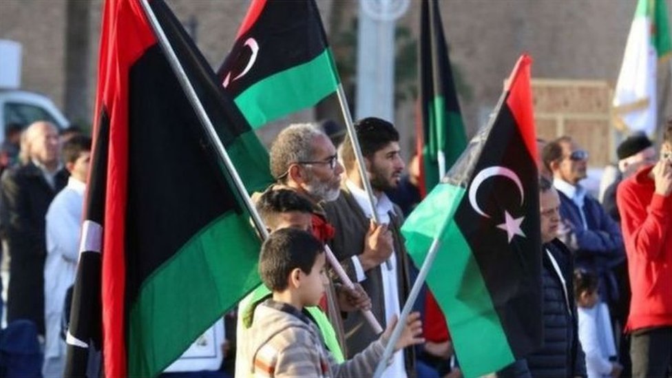 اشخاص يحملون أعلاما ليبية