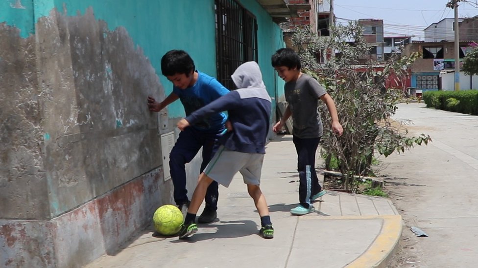 Meninos jogando futebol