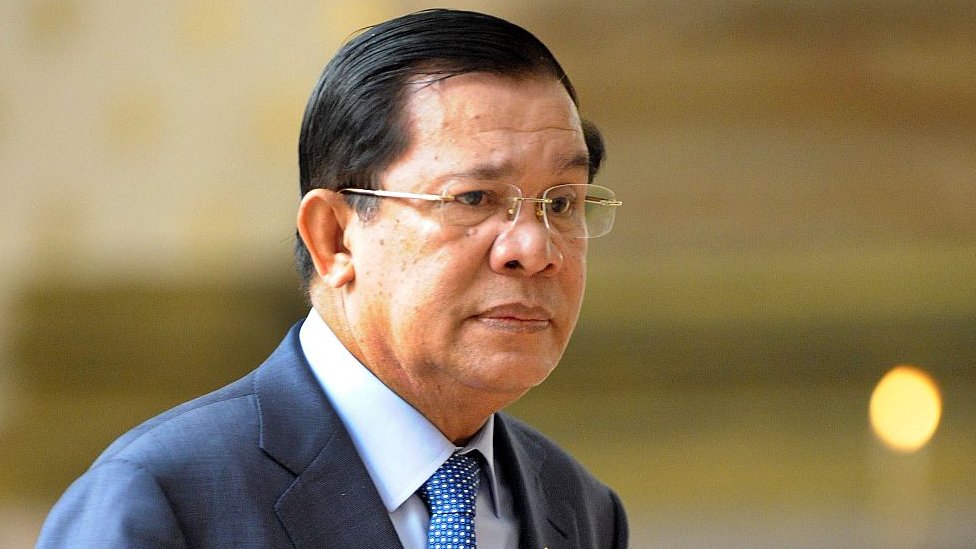Премьер-министр Камбоджи Хун Сен идет на заседание Национального собрания в Пномпене 19 марта 2015 года.
