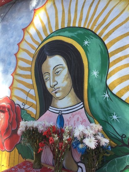 Los dueños de la tienda Lara, en el barrio angelino de Boyle Heights, le ponen flores a su Virgen de Guadalupe que, aseguran, protege su negocio. (Foto: Beatriz Díez) Imagen de la Virgen en mercado de Boyle Heights, Los Ángeles (Foto: Beatriz Díez)