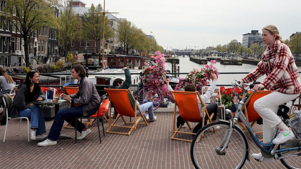 Hollanda Haziran ayında açılma süreci başlattı ama bir kaç hafta sonra geri adım atmak zorunda kaldı