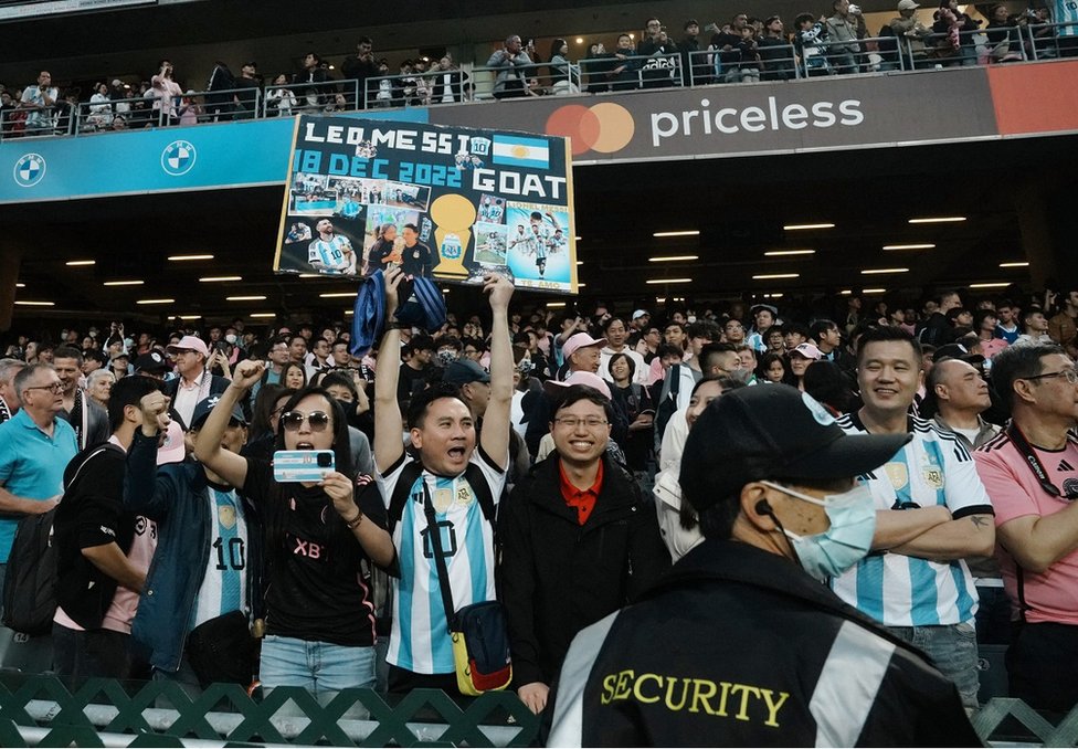 國際邁阿密隊萊昂內爾·梅西的球迷在看台上展示橫幅。