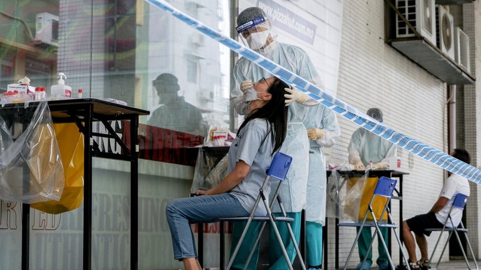澳門某新冠病毒核酸檢測採樣點一位工作人員給一位女士採樣（19/6/2022）