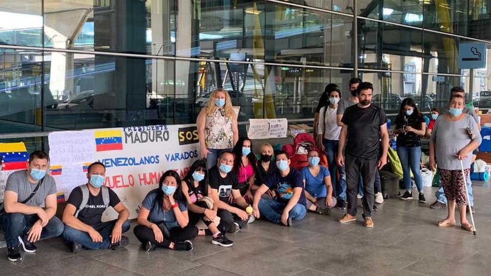 Venezolanos en las inmediaciones del aeropuerto Adolfo Suárez Madrid-Barajas.