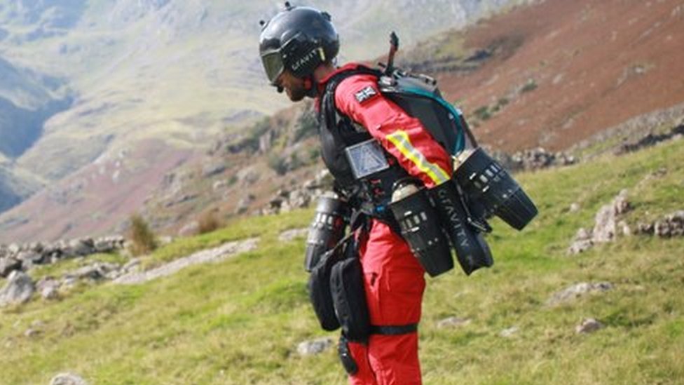 Tomorrow's cities: What it feels like to fly a jetpack - BBC News