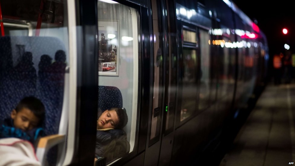 Дети-мигранты спят в поезде в Германию