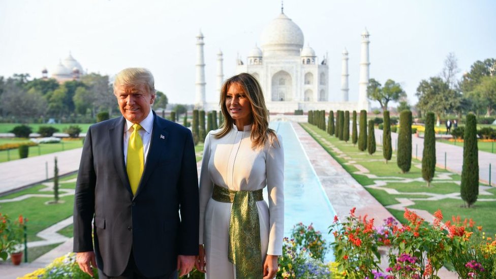 Президент США Дональд Трамп и первая леди Мелания Трамп позируют во время посещения Тадж-Махала в Агре 24 февраля 2020 года.