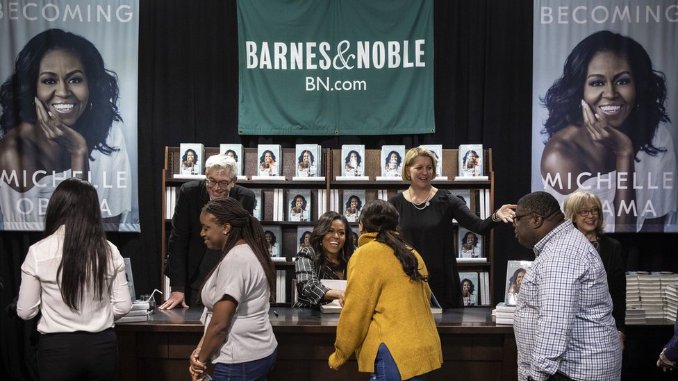 Мишель Обама подписывает копии своего бестселлера «Становление в Barnes & Noble» в Нью-Йорке.