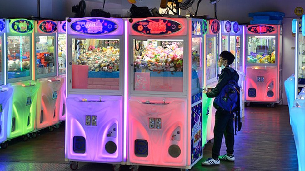 Taiwan crackdown over claw machine face mask prizes - BBC News