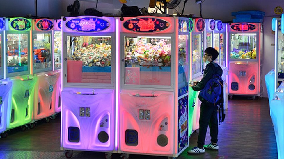 Durable Claw Machine For Fun And Entertainment 