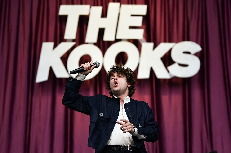 Люк Причард из The Kooks выступает на главной сцене во время фестиваля TRNSMT в Glasgow Green
