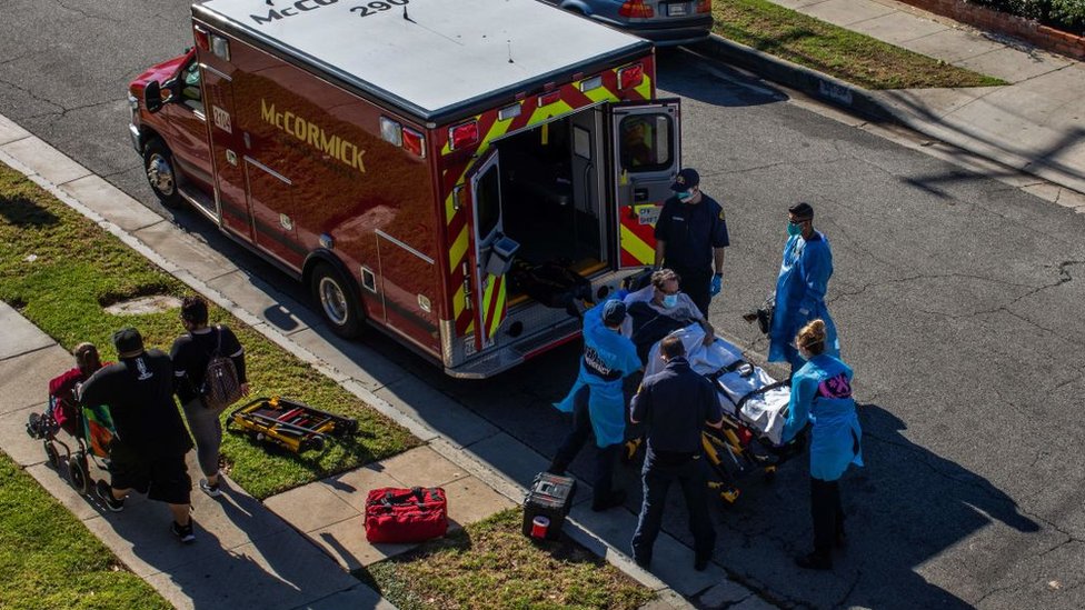 Работники скорой помощи округа Лос-Анджелес доставляют пациента с подозрением на коронавирус в больницу