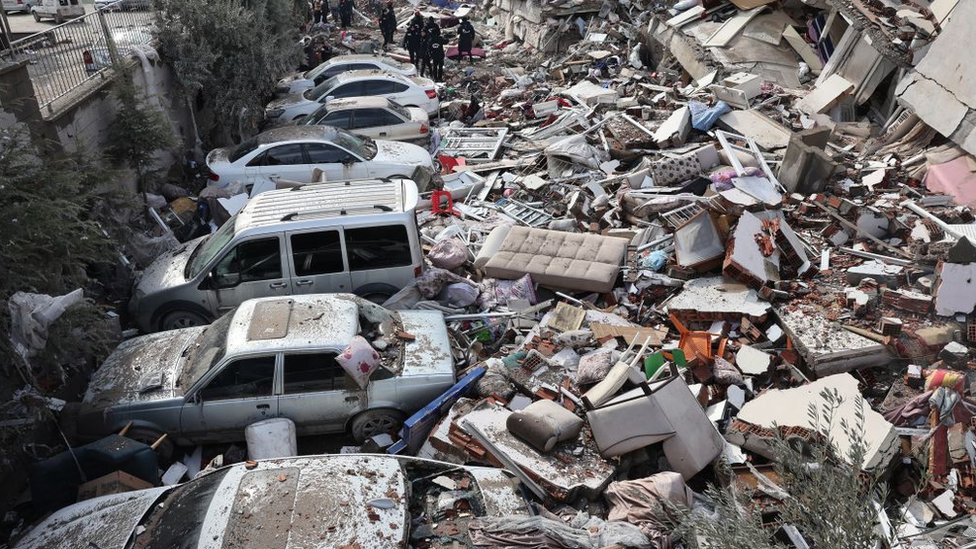 Vehículos aplastados bajo los escombros de los edificios derrumbados en Kahramanmarash, cerca del epicentro del terremoto.