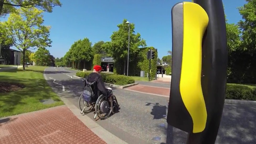 Инвалид-коляска на пешеходном переходе