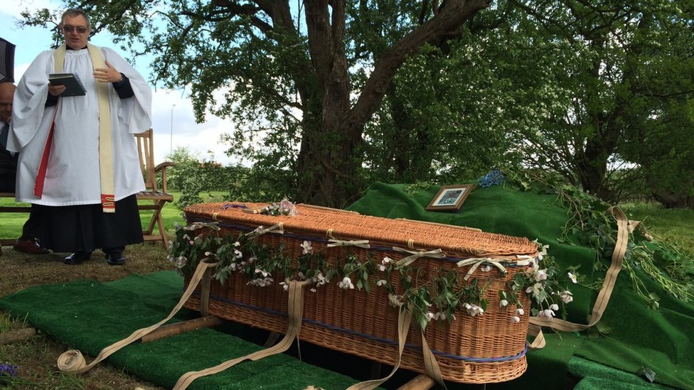 Плетеный гроб похоронен в лесу