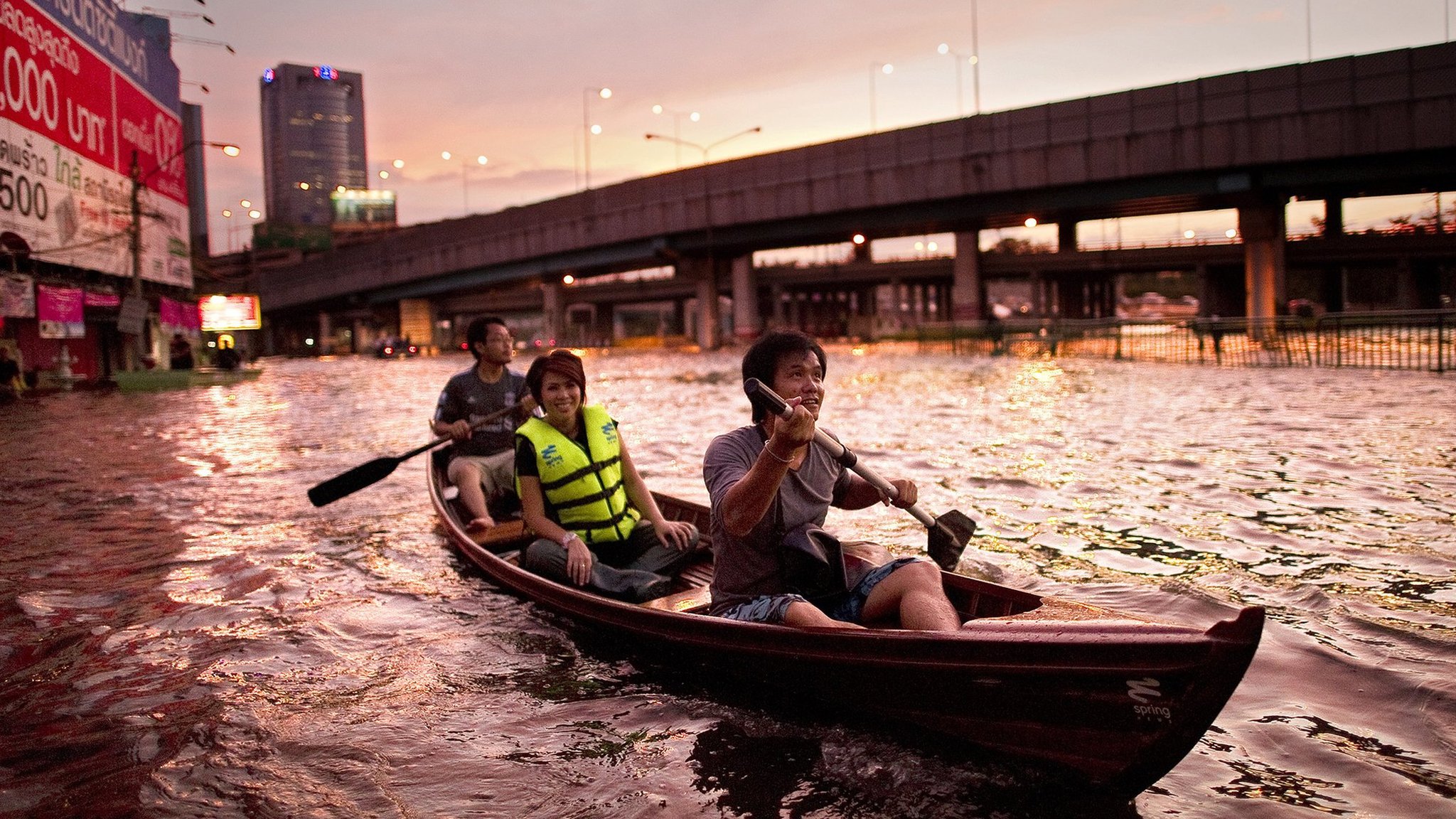 แกลเลอรี: มหาอุทกภัยปี 2554 ประเทศไทยจมบาดาล - BBC News ไทย