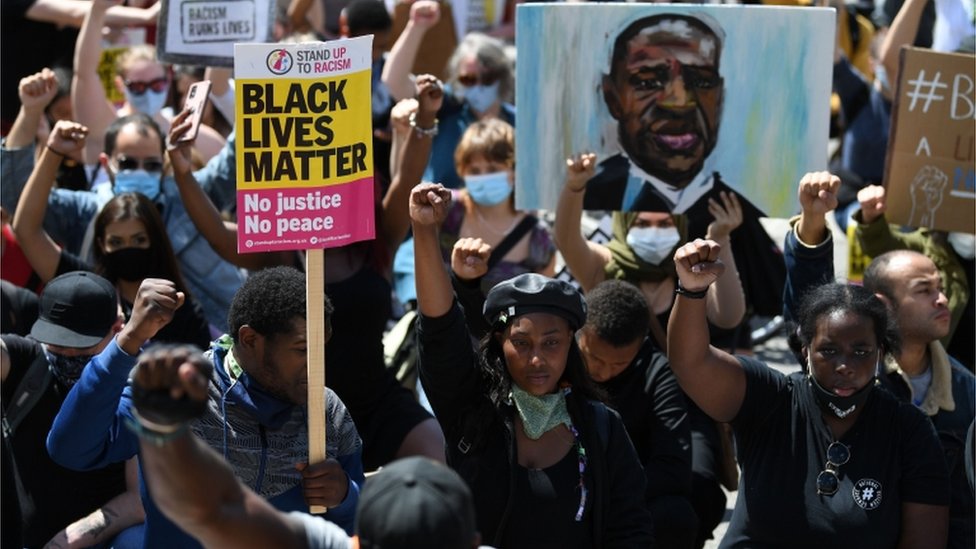 Протестующие встают на колени в поддержку движения Black Lives Matter, маршируя возле Мраморной арки в центре Лондона