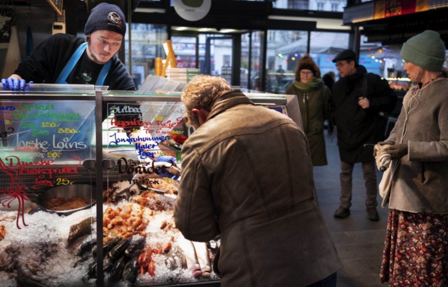 Pessoas visitando mercados públicos e lojas não precisam mais usar máscaras na Dinamarca
