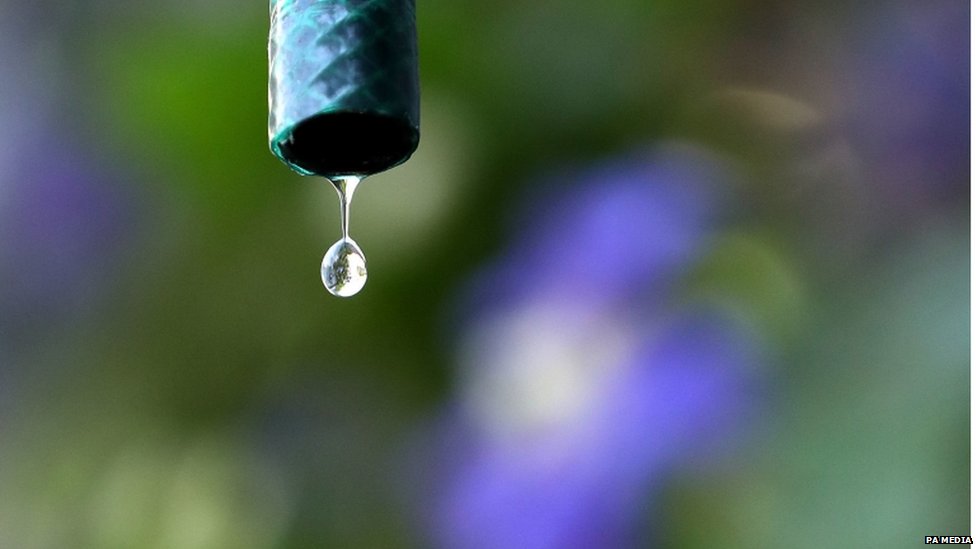 Капля воды, падающая из стояка (Изображение: PA)