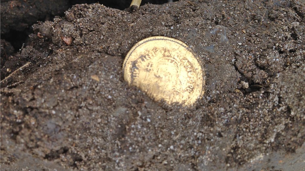 Монета в земле, когда ее впервые обнаружили