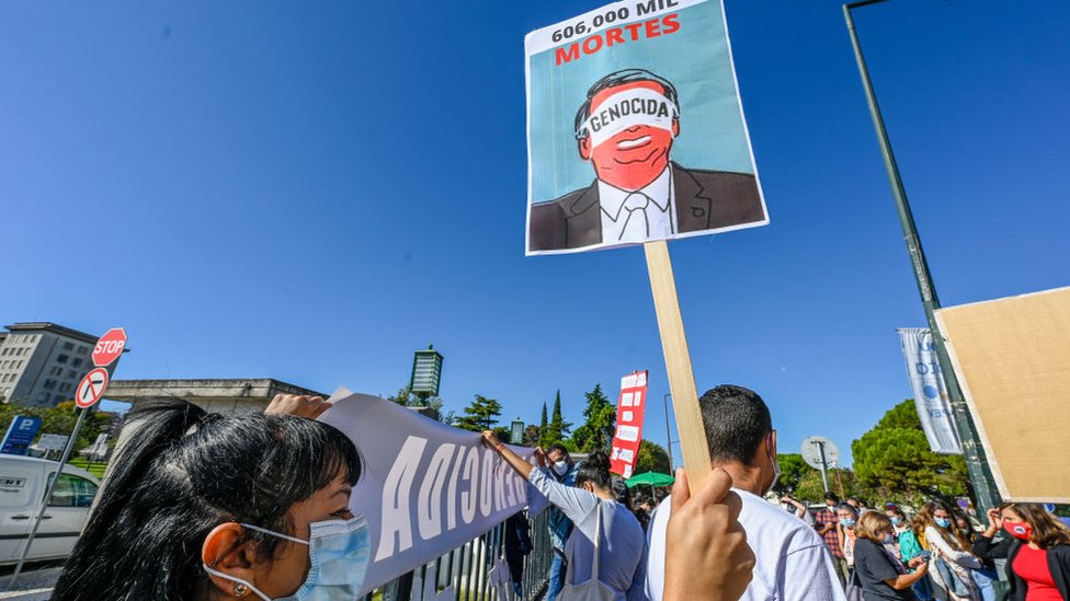 Portekiz'in başkenti Lizbon'da yaşayan Brezilyalılar oylama öncesi Bolsonaro'yu protesto etti