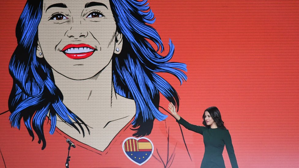 Es poco probable que llegue a la presidencia, ya que los partidos independentistas suman los votos suficientes para vetarla. Arrimadas en un mitin