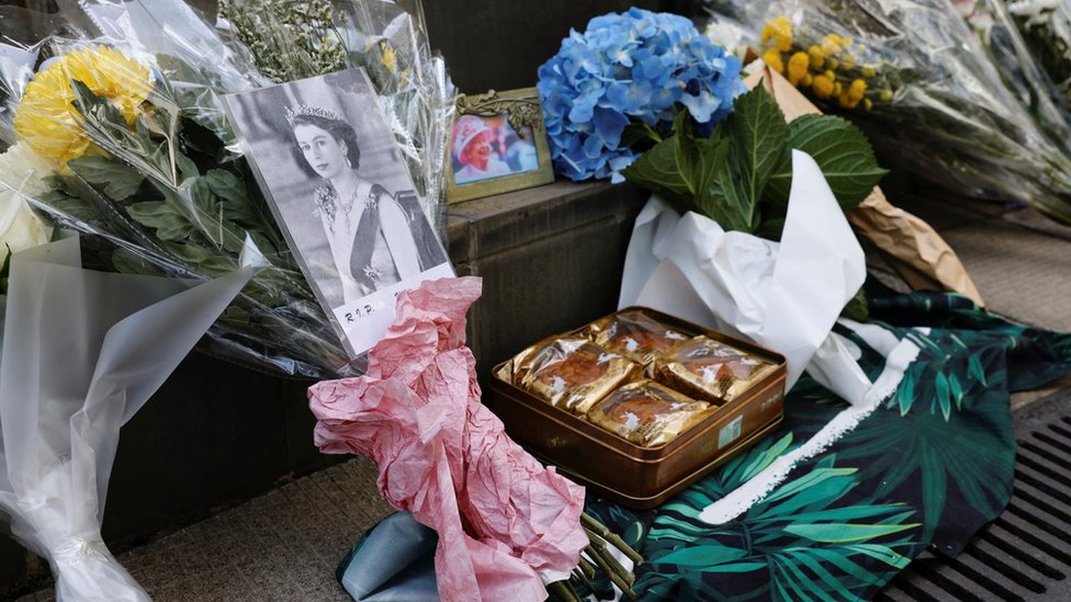 英國駐香港總領事館外市民留下黃菊與月餅祭奠英女王伊麗莎白二世（9/9/2022）