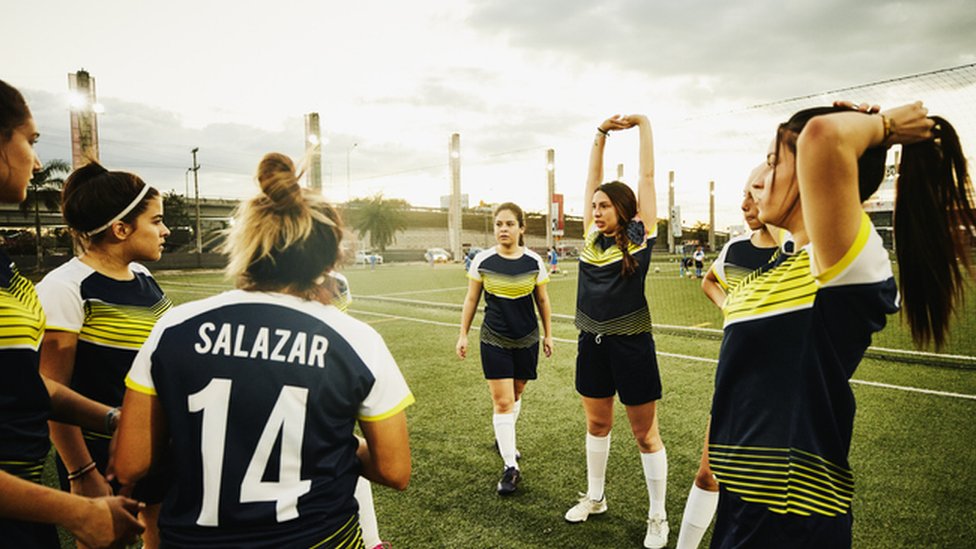 Grupo de mujeres jugando al fútbol.