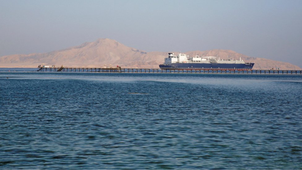 سفينة تجارية تبحر في خليج العقبة