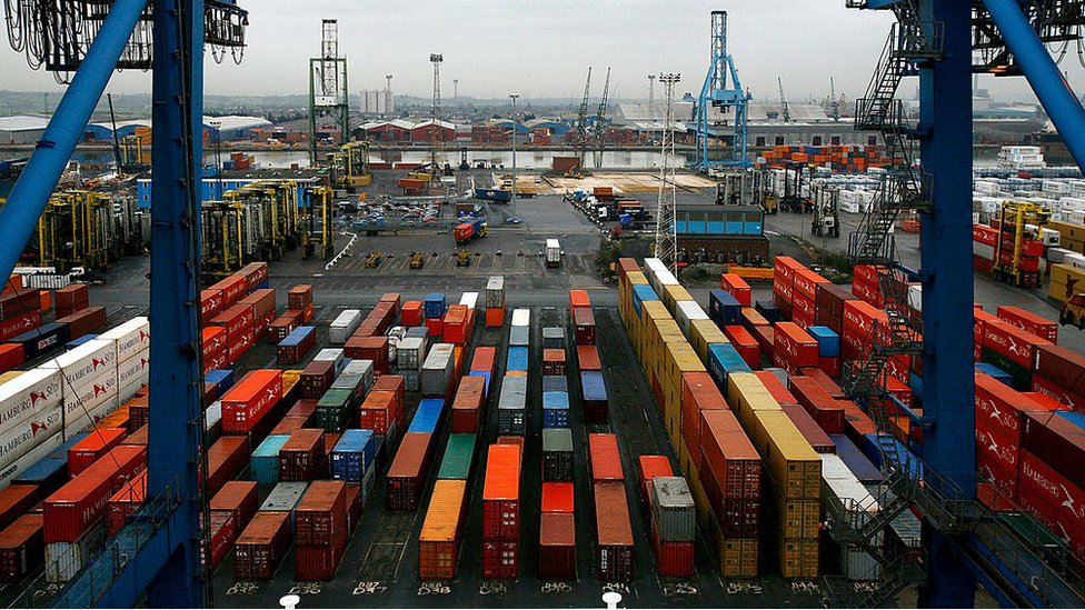 Морские контейнеры ожидают загрузки в доках Тилбери в Эссексе