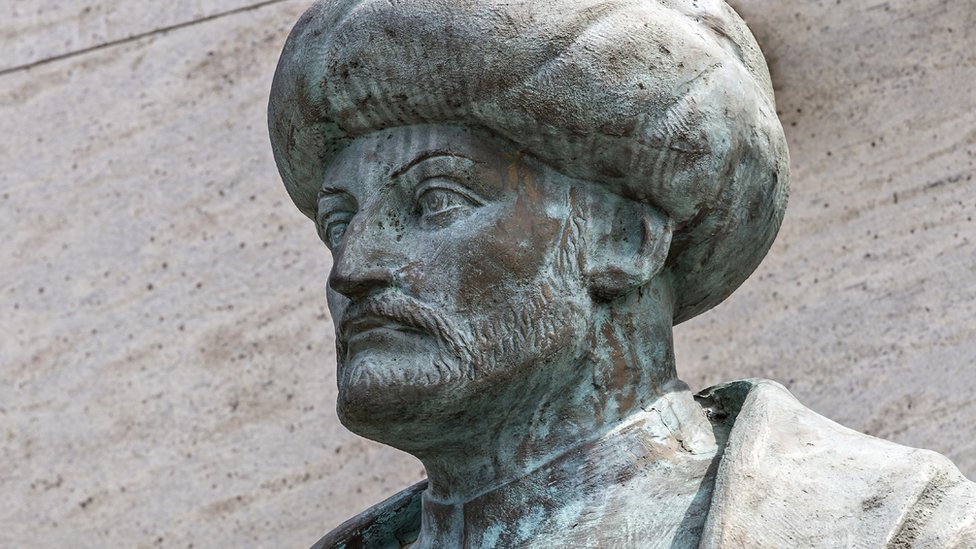 Статуя султана Сулеймана в Стамбуле