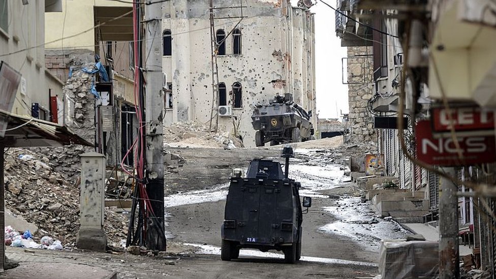 El sureste de Turquía vive una situación de guerra. Vehículos militares trucos en una calle de Silvan, en el sureste del país.
