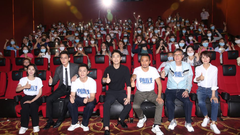 Estreia do filme 'Chinese Doctors', um tributo à fundação do Partido Comunista chinês; autoridades têm aumentado cerco à indústria do entretenimento