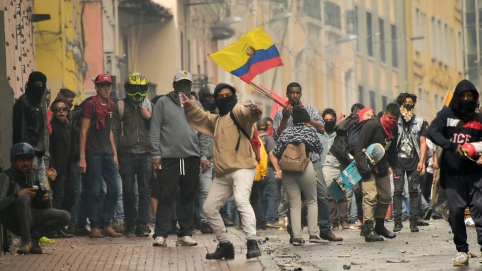 Протестующие на демонстрации против отмены топливных субсидий в Эквадоре