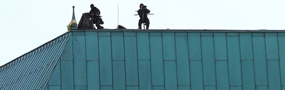 Снайперы охраняли крышу известного берлинского отеля «Адлон», в котором находится президент Эрдоган