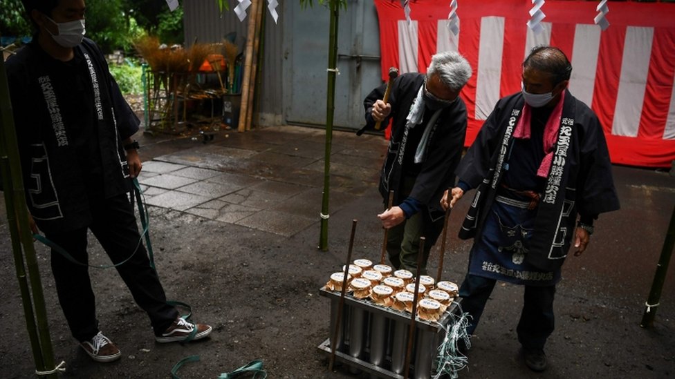 Пиротехники готовят салют в синтоистском святилище Окунитама в Фучу в западном пригороде Токио