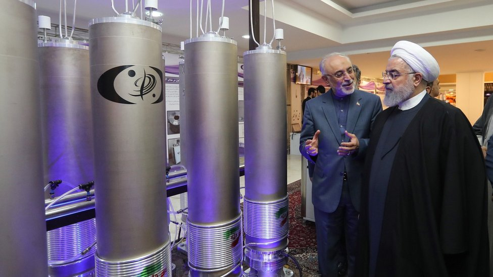 Фотография из архива, на которой президент Ирана Хасан Рухани (справа) инспектирует ядерные технологии в Тегеране (9 апреля 2019 г.)